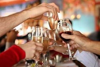 男子拼酒憋爆食管 你還敢這樣喝酒嗎？(組圖)