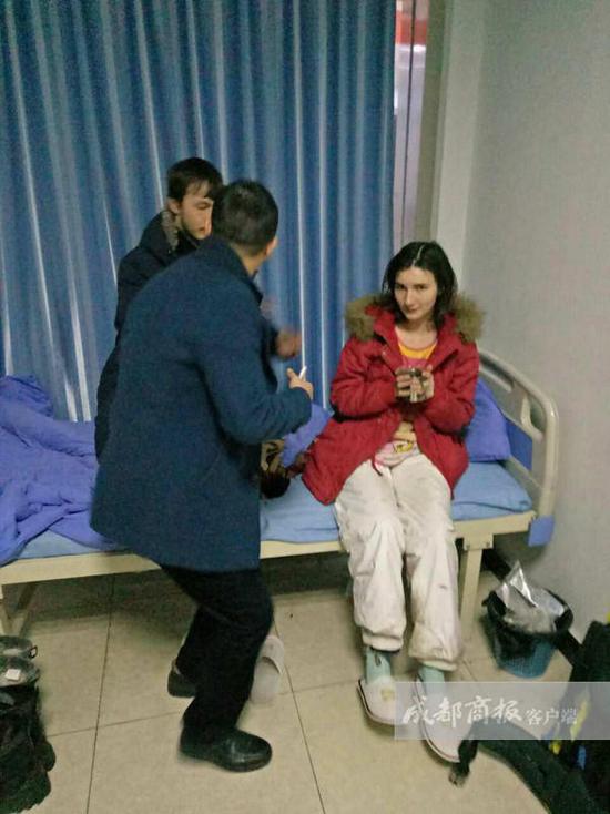 王利鑫說，醫(yī)院工作人員考慮到他們遠道而來，于是給他們倒上熱水，并試圖打手勢交流。但費了好大勁，也沒辦法搞明白對方的情況，只好向社區(qū)民警求助。翠屏區(qū)西城派出所兩位民警迅速趕到，但雙方仍然語言不通，無法交流。民警見兩名年輕人并無惡意，只好離開了。折騰到晚上10點左右，還是沒辦法溝通。而醫(yī)院作為醫(yī)療機構(gòu)，又不能留宿不明來歷的外國人。王利鑫只好帶著懂英語的女婿趕到，交流得知對方是一對來自俄羅斯的小夫妻?！八麄冋f到中國‘窮游’，打算從成都到昆明，結(jié)果坐順風車來到了宜賓，卻沒錢住賓館?！蓖趵胃嬖V成都商報客戶端記者，兩個年輕人不懂漢語，正好看到中山醫(yī)院標識，就闖進來打算求宿一晚。