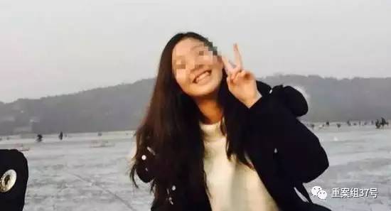 17歲高中男生教室里掐死女同學(xué)，被訴故意殺人和強(qiáng)奸