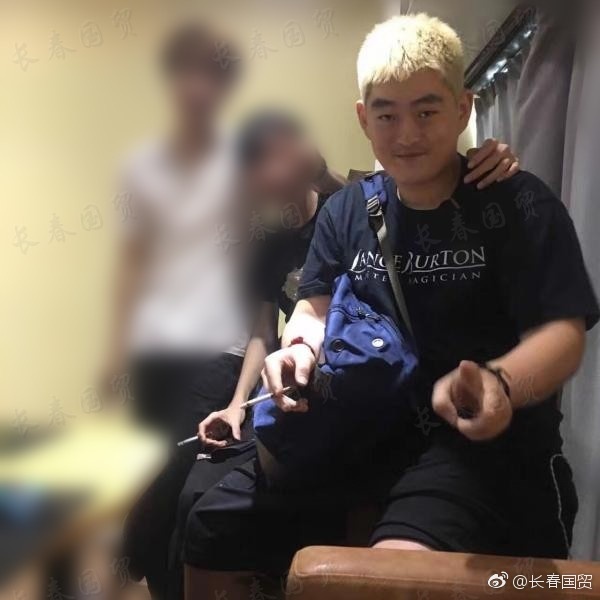 趙本山兒子近照曝光 滿頭黃發(fā)長相似老爸 趙本山兒子近照曝光 滿頭黃發(fā)長相似老爸