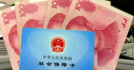 從今年1月1日開始，原有的失業(yè)保險費(fèi)率是1.5%的有22個省份，包括新疆生產(chǎn)建設(shè)兵團(tuán)，可以在確保失業(yè)保險金按時足額發(fā)放、穩(wěn)崗補(bǔ)貼順利實(shí)施的基礎(chǔ)上，可以降低0.5個百分點(diǎn)。個人的費(fèi)率不超過單位的費(fèi)率。