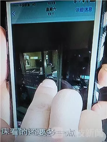 酒店前廳負(fù)責(zé)人李經(jīng)理：我們?nèi)ピ儐栠^，警察也詢問過，警察有錄音，他說他沒有錄像，第一個人說肯定沒有錄像，第二個人沒有口頭保證。對于何女士反映的晚間玻璃外墻變成“鏡子”反光的情況子。負(fù)責(zé)人表示，在客人入住酒店的時候，酒店工作人員一般會對客人進(jìn)行提醒，要求客人將房間的窗紗全部關(guān)閉，不過這一說法卻遭到了何女士的否認(rèn)。酒店前廳負(fù)責(zé)人李經(jīng)理稱，這個雙層玻璃的設(shè)計(jì)是環(huán)保設(shè)計(jì)，冬暖夏涼，如果是單層冬天會非常冷。