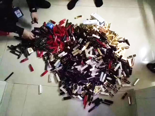 民警搜查出來的口紅。