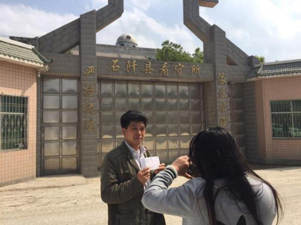 陳全松父親給看守所中的兒子交生活費。