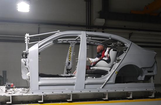 中國(guó)兒童汽車安全座椅市場(chǎng)一度沒有國(guó)家標(biāo)準(zhǔn)。圖為汽車用兒童安全座椅進(jìn)行撞擊實(shí)驗(yàn)