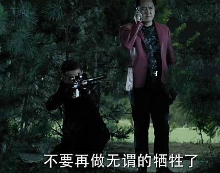 《人民的名義》原著小說有這么一段：趙瑞龍要找殺手殺了侯亮平，結(jié)果趙瑞龍的三姐發(fā)話：侯亮平要是死了趙瑞龍也要死!這就說明了大boss趙立春沒把握在侯死后的各方反應(yīng)中護(hù)住兒子趙瑞龍，因此，這就告訴了讀者，侯亮平的背景絕對(duì)不比趙立春差!