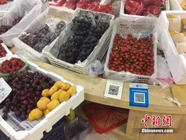 某水果攤，收款二維碼貼在顯眼位置。中新網(wǎng) 吳濤 攝