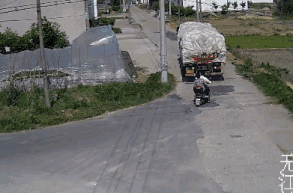 男子遭大貨車(chē)碾壓致死 監(jiān)控還原其生前最后10秒