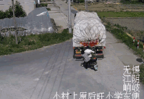 男子遭大貨車(chē)碾壓致死 監(jiān)控還原其生前最后10秒