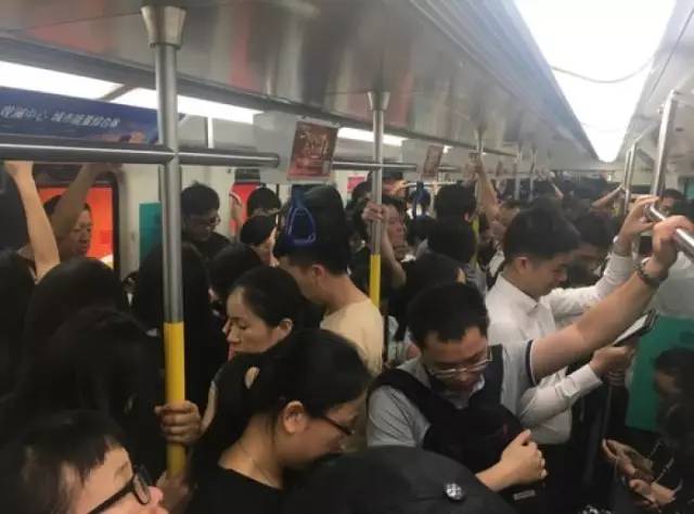 尷尬了!深圳地鐵首開女性車廂 結(jié)果塞滿男乘客