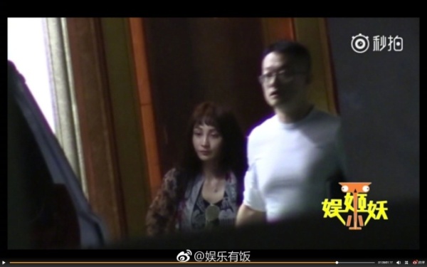 姚笛兩個字承認(rèn)戀情 收大捧鮮花笑容燦爛