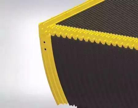 家長(zhǎng)只顧低頭看手機(jī) 小女孩乘坐電梯手被門(mén)縫夾住