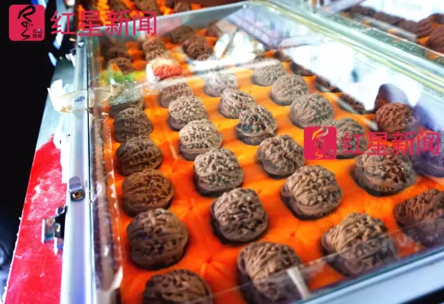 文玩核桃遇冷由幾萬(wàn)一對(duì)降到5元沒(méi)人要？商戶否認(rèn)