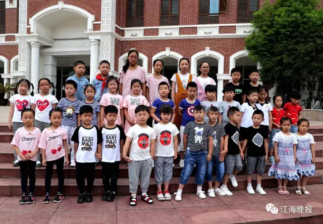  （一年級(jí)新生13對(duì)雙胞胎和初一新生4對(duì)雙胞胎一起合影。）