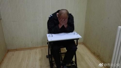  打人男子。圖片來源：青島市公安局市北分局官方微博