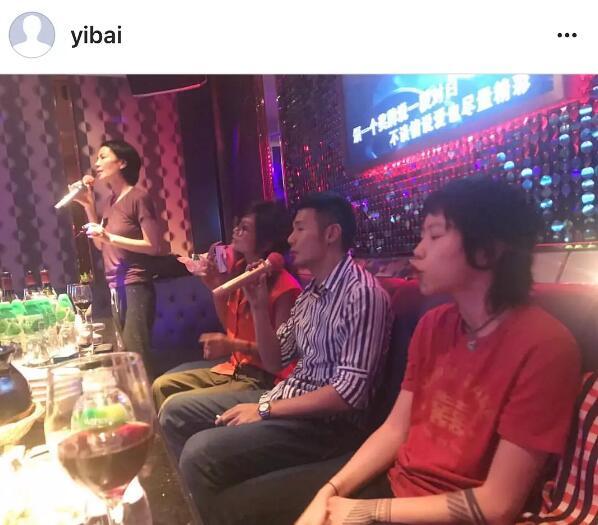 王菲母女跟李榮浩一起唱K，竇靖童的表情亮了