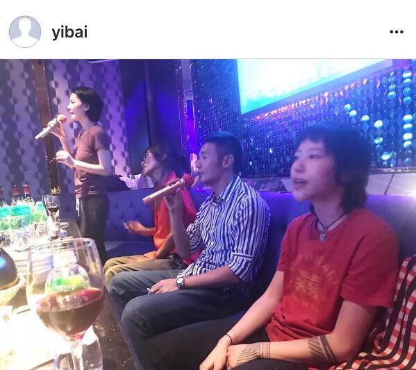 王菲母女跟李榮浩一起唱K，竇靖童的表情亮了