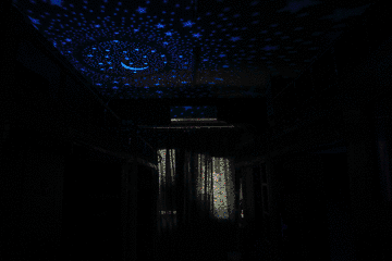 大學(xué)生改造黑科技宿舍：投影鍵盤 會動的垃圾桶