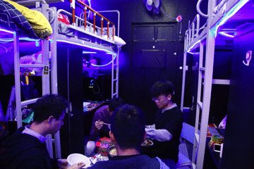 用人臉識別的技術(shù)，防火防盜防宿管。宿管一來，就可以自動發(fā)起警報