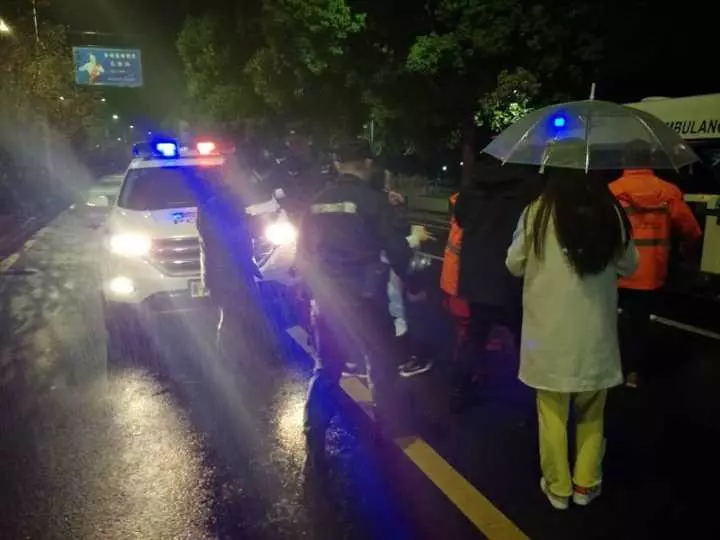 今天凌晨，杭州一對(duì)環(huán)衛(wèi)工夫婦被車撞進(jìn)錢塘江