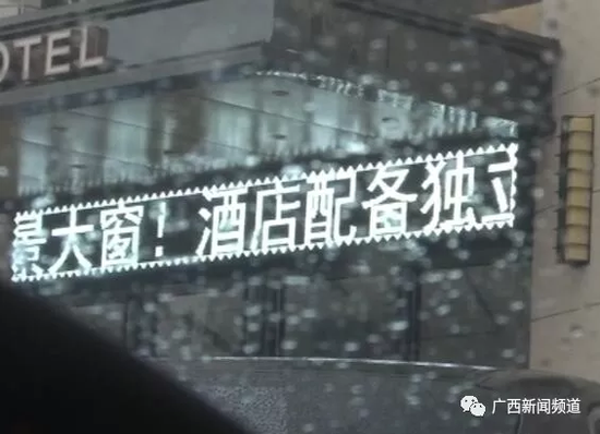 于是，民警將這一情況匯報給指揮中心，請求120醫(yī)護人員到達現(xiàn)場急救。