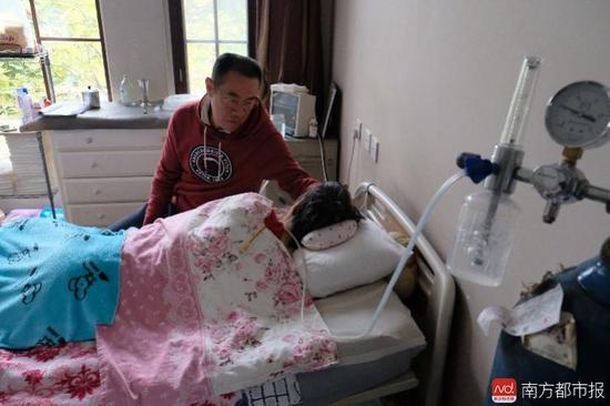 氧氣的轟隆聲，一刻不停地在這個家里“吵”了九年多。（羅逸爵 攝）