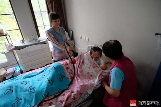 每次排痰，張津華就會癲癇發(fā)作，這是她腦部僅有的電信號。（羅逸爵 攝）