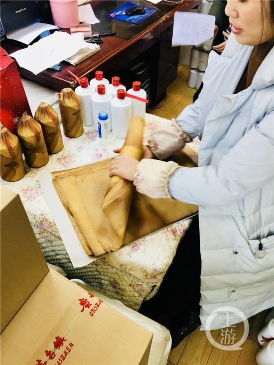 正在對白酒進行包裝處理的經營戶。