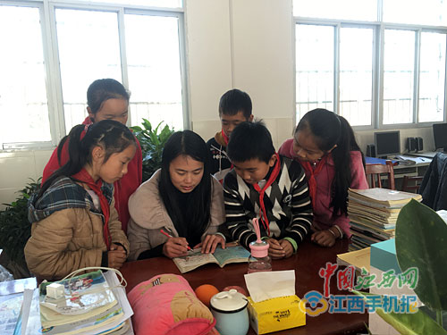 女教師備課本走紅 網(wǎng)友：這才是為人師表！