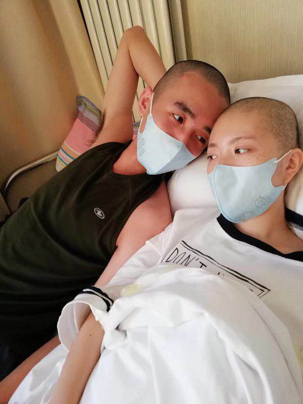 小伙病房求婚白血病女友：守護你不離不棄