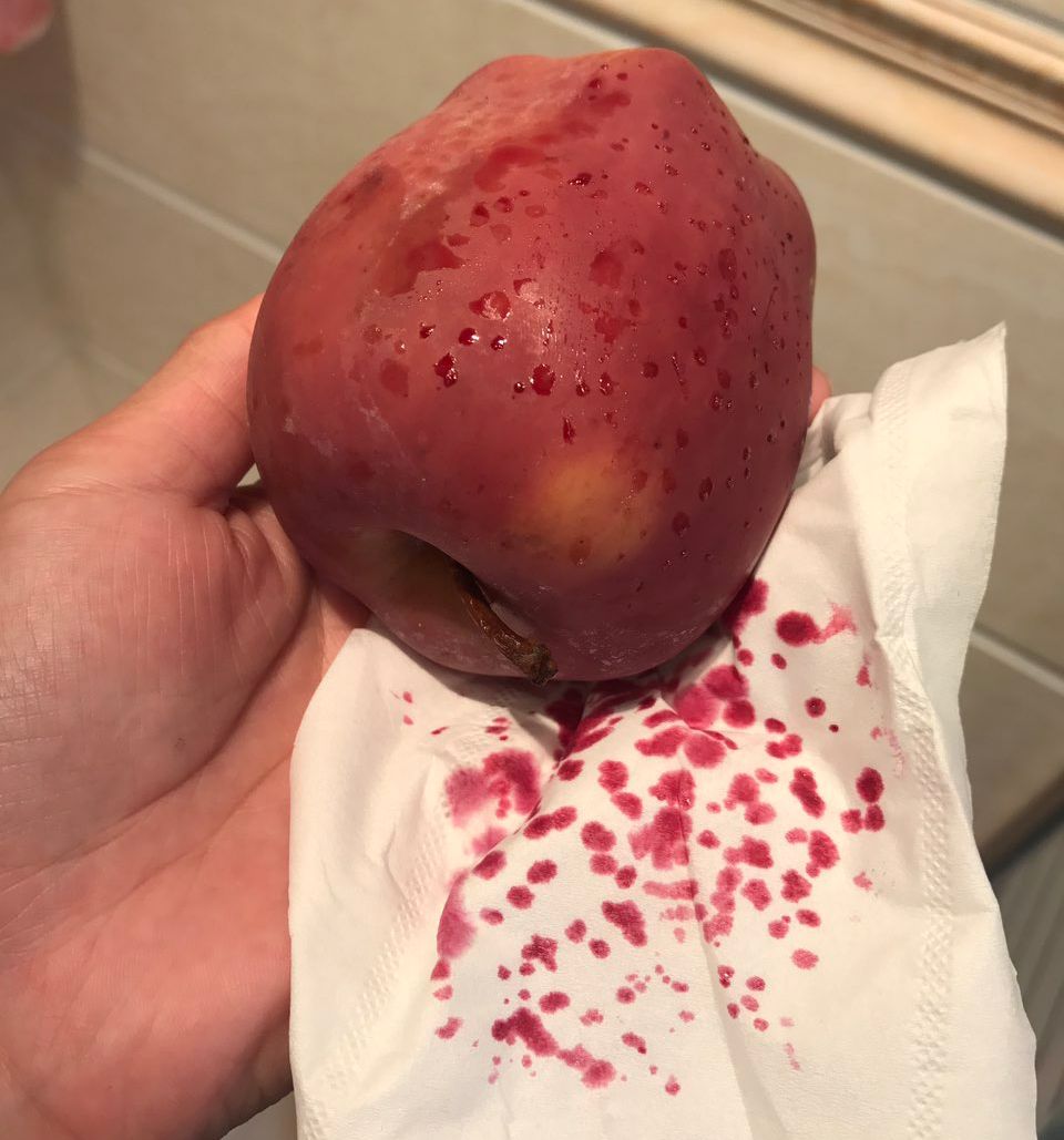 嚇懵！女子用熱水泡蘋果結(jié)果冒出血珠 咋回事？