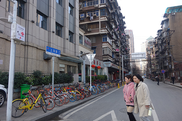 上海路的兩邊，大多是一些老房子。