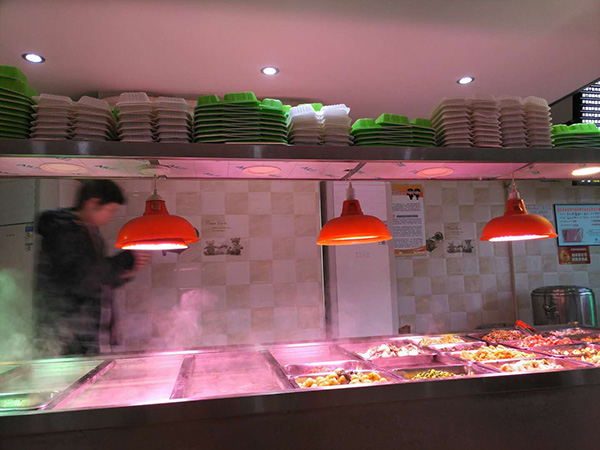 羅正宇經(jīng)常去的炸醬面館，中午和晚上有盒飯吃。