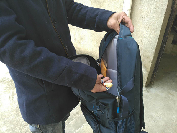 羅正宇的藍(lán)色背包，只剩下一塊錢(qián)和一顆大白兔奶糖。