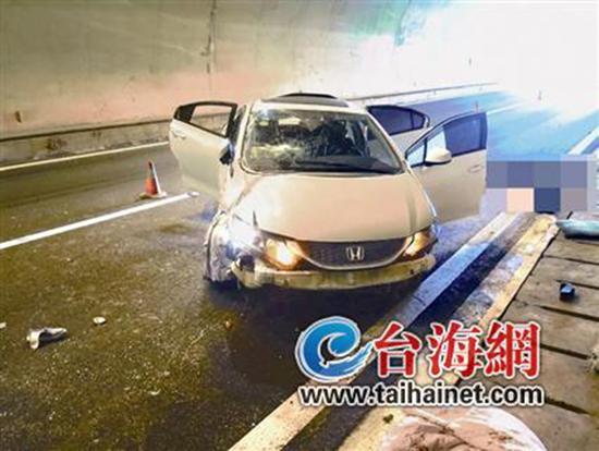 小車在龍巖高速隧道內(nèi)翻車，擋風(fēng)玻璃脫落。 臺(tái)海網(wǎng) 圖