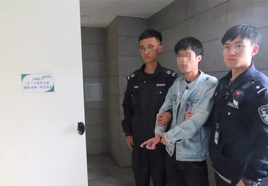 女子上廁所隔壁伸出一只手機(jī) 正對(duì)著她的隱私部位