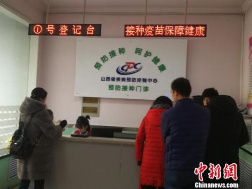 當(dāng)日，山西省疾病預(yù)防控制中心門診部擠滿了前來接種和咨詢四價宮頸癌疫苗的女性。 范麗芳 攝