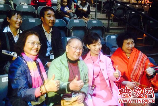 豫劇表演藝術家觀看夢幻舞馬 豫劇表演藝術家觀看夢幻舞馬