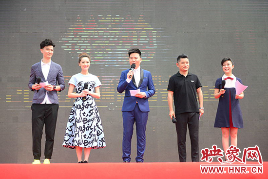 電視臺(tái)主持人與電臺(tái)主播搭檔主持，讓人耳目一新