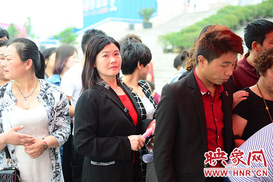 火爆的海選報(bào)名現(xiàn)場(chǎng)