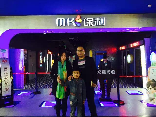 再來看兩個萌娃，表情都好有戲！