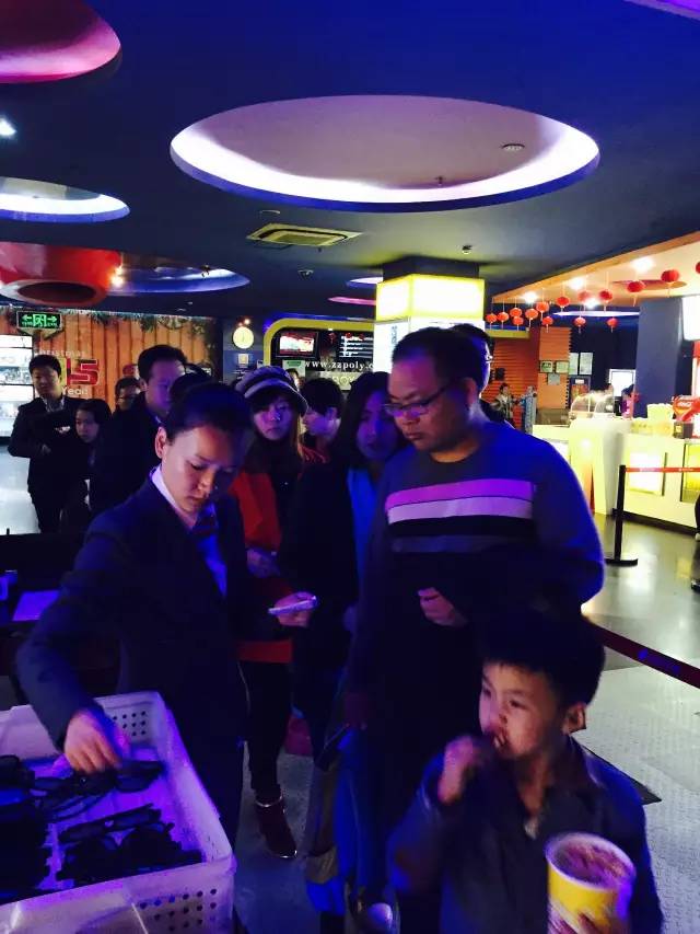 小朋友吃的好香??！爆米花和電影真是絕配喲