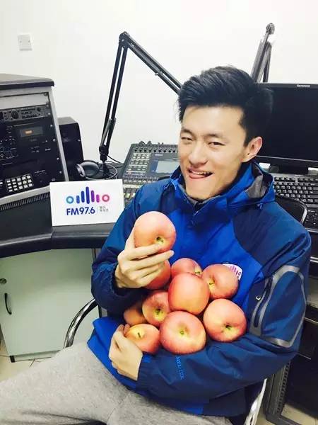 要不你跟我一身裸吧？來嘛來嘛……