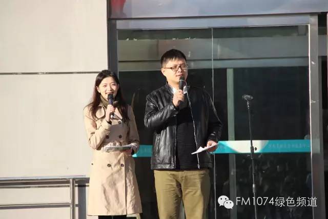 主持人肖震、陳藝主持活動