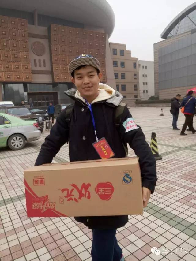 河南電臺1066主持人小澤，搬送愛心餃子。