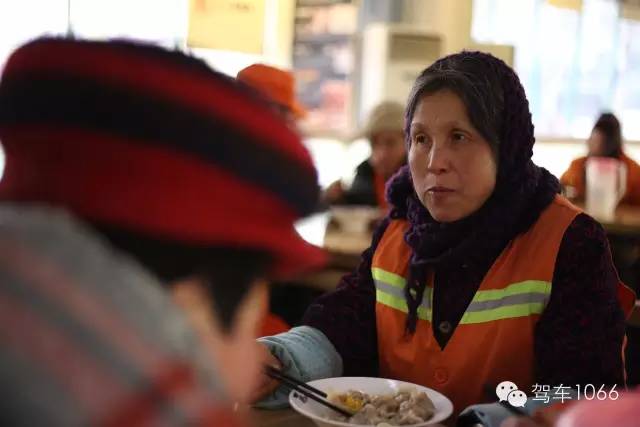 部分環(huán)衛(wèi)工在下班后來到76人老燴面吃到熱乎乎的餃子。