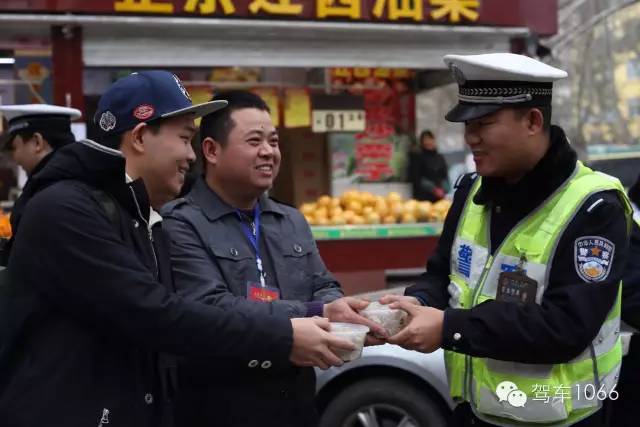 新華社攝影記者李博，也隨我們1066小分隊一路同行他也為我們記錄下了一幕幕溫暖的瞬間。