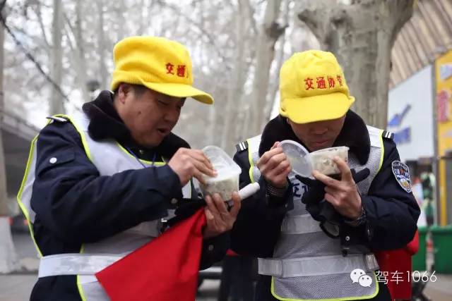 1066小分隊和志愿者來到金水路文化路，給這里執(zhí)勤的交警和協(xié)管送去暖心餃子。