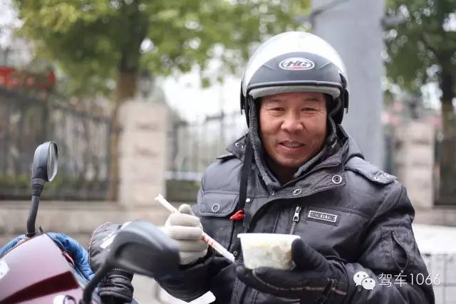 1066小分隊來到紫荊山（摩的司機、出租車司機、市民)，給他們送去餃子。