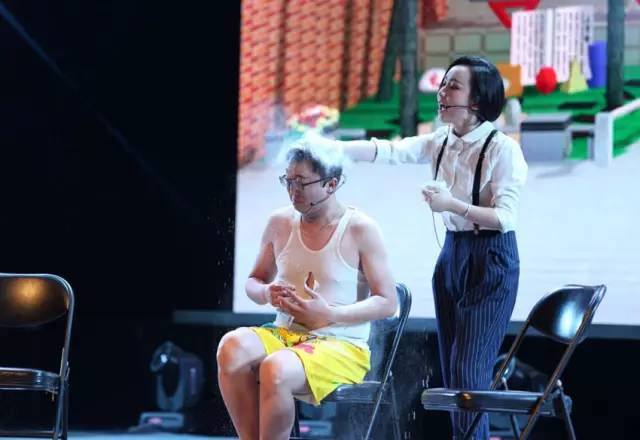 隨后一秒鐘，畫風突變，楊奕遭夢茹慘虐！